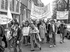 Demonstratie door de stad tijdens de opening van het COC-pand aan de Oudegracht 221.